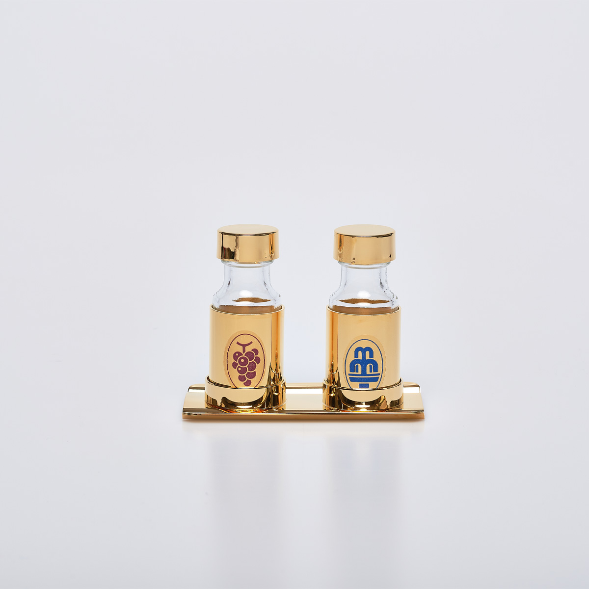 Bottiglie acqua e vino con corazza oro su vassoio oro - Preview